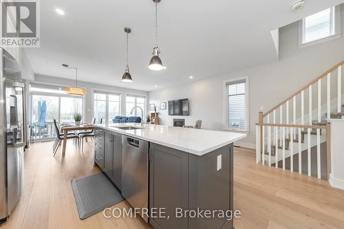 663 Putney Crescent, Ottawa, ON - Indoor Photo Showing Kitchen With Upgraded Kitchen