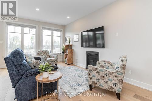 663 Putney Crescent, Ottawa, ON - Indoor Photo Showing Living Room With Fireplace