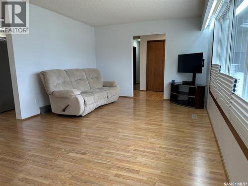 606 Staveley Crescent, Weyburn, SK - Indoor Photo Showing Living Room