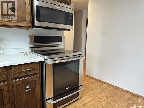 606 Staveley Crescent, Weyburn, SK - Indoor Photo Showing Kitchen