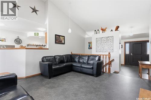 214 Forsyth Court, Saskatoon, SK - Indoor Photo Showing Living Room