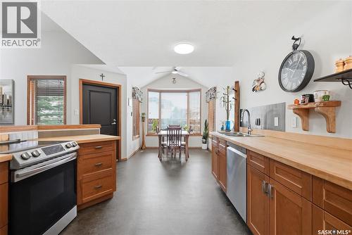 214 Forsyth Court, Saskatoon, SK - Indoor Photo Showing Kitchen With Double Sink