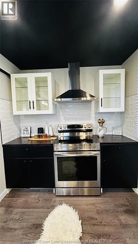 3519 Tecumseh Road West, Windsor, ON - Indoor Photo Showing Kitchen With Upgraded Kitchen