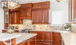 OVERSIZE DOUBLE CORNER SINK./LARGE CORNER WINDOWS. - 