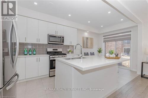 172 Beckview Drive, Kitchener, ON - Indoor Photo Showing Kitchen With Double Sink With Upgraded Kitchen