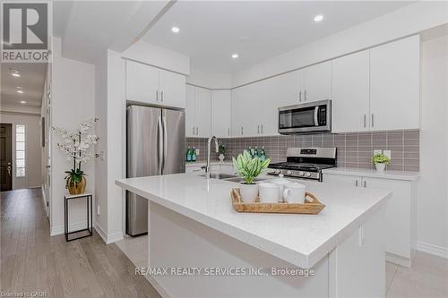 172 Beckview Drive, Kitchener, ON - Indoor Photo Showing Kitchen With Stainless Steel Kitchen With Upgraded Kitchen