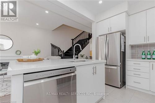 172 Beckview Drive, Kitchener, ON - Indoor Photo Showing Kitchen