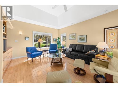 3990 June Springs Road, Kelowna, BC - Indoor Photo Showing Living Room