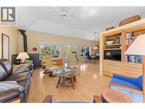 3990 June Springs Road, Kelowna, BC - Indoor Photo Showing Living Room