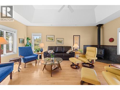 3990 June Springs Road, Kelowna, BC - Indoor Photo Showing Living Room