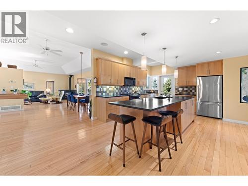 3990 June Springs Road, Kelowna, BC - Indoor Photo Showing Kitchen