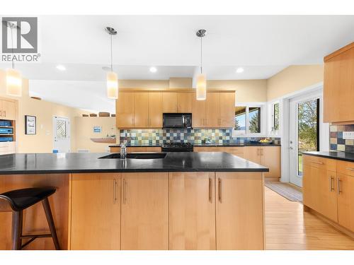 3990 June Springs Road, Kelowna, BC - Indoor Photo Showing Kitchen