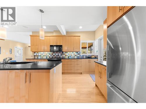 3990 June Springs Road, Kelowna, BC - Indoor Photo Showing Kitchen With Upgraded Kitchen