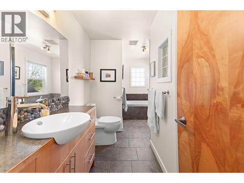 Primary Ensuite - 3990 June Springs Road, Kelowna, BC - Indoor Photo Showing Bathroom
