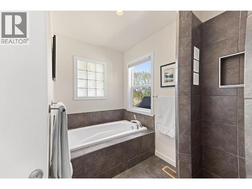 3990 June Springs Road, Kelowna, BC - Indoor Photo Showing Bathroom