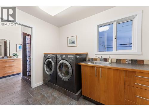 3990 June Springs Road, Kelowna, BC - Indoor Photo Showing Laundry Room