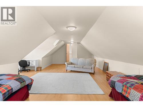 Upper floor bedroom - 3990 June Springs Road, Kelowna, BC - Indoor