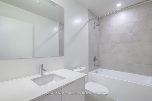 505-495 Logan Avenue, Toronto, ON - Indoor Photo Showing Bathroom