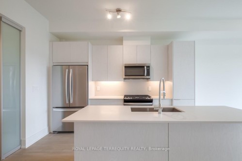 505-495 Logan Avenue, Toronto, ON - Indoor Photo Showing Kitchen With Double Sink With Upgraded Kitchen