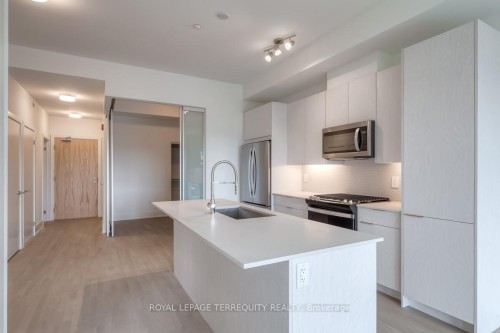 505-495 Logan Avenue, Toronto, ON - Indoor Photo Showing Kitchen With Upgraded Kitchen