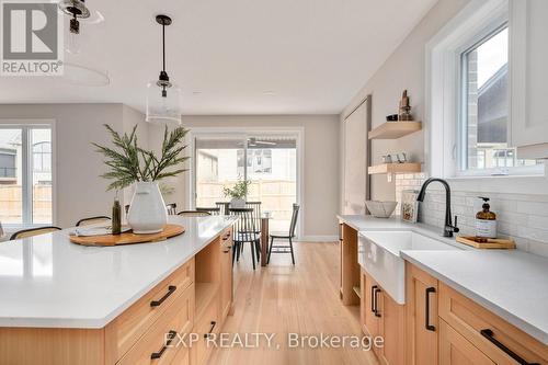 2048 Wickerson Road, London South (South K), ON - Indoor Photo Showing Kitchen With Upgraded Kitchen