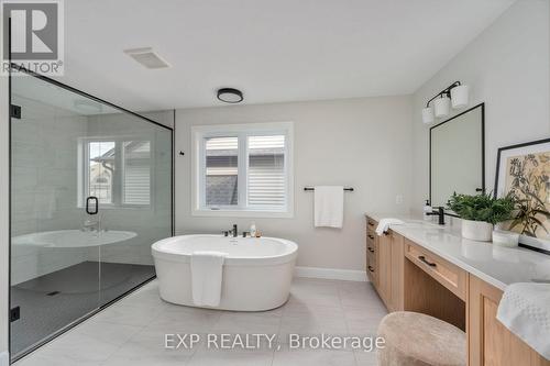 2048 Wickerson Road, London South (South K), ON - Indoor Photo Showing Bathroom