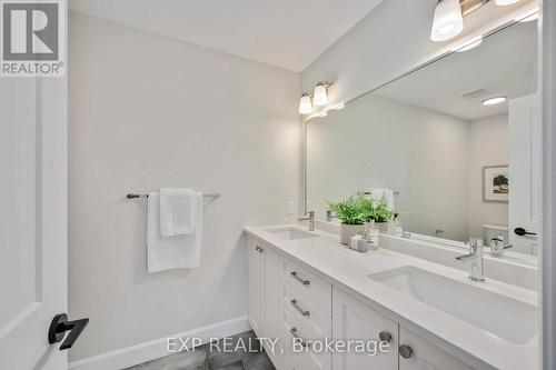 2048 Wickerson Road, London South (South K), ON - Indoor Photo Showing Bathroom