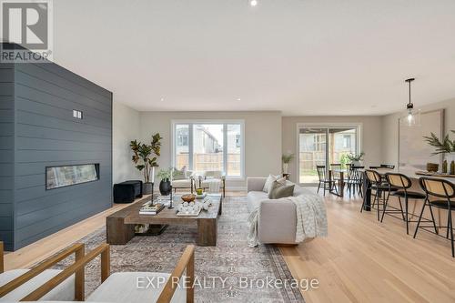 2048 Wickerson Road, London South (South K), ON - Indoor Photo Showing Living Room