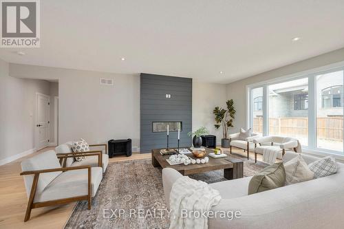 2048 Wickerson Road, London South (South K), ON - Indoor Photo Showing Living Room