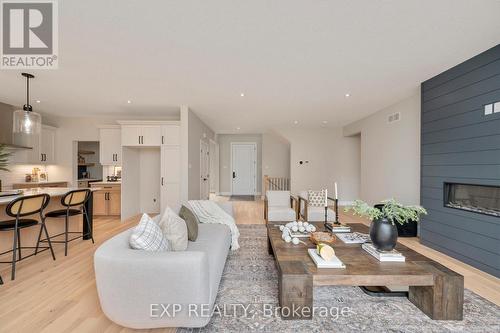 2048 Wickerson Road, London South (South K), ON - Indoor Photo Showing Living Room With Fireplace
