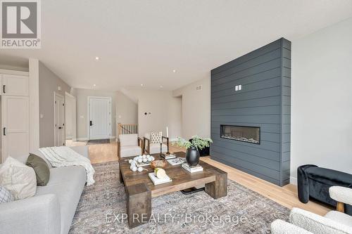 2048 Wickerson Road, London South (South K), ON - Indoor Photo Showing Living Room With Fireplace