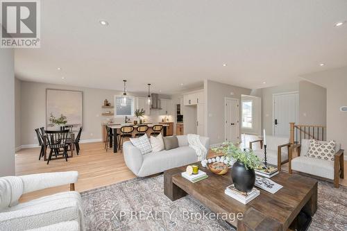 2048 Wickerson Road, London South (South K), ON - Indoor Photo Showing Living Room