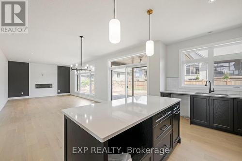 2044 Wickerson Road, London South (South K), ON - Indoor Photo Showing Kitchen