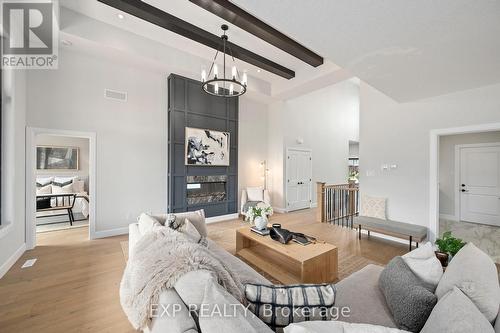 2052 Wickerson Road, London South (South K), ON - Indoor Photo Showing Living Room