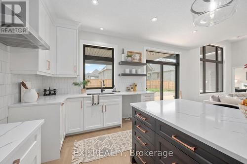 2052 Wickerson Road, London South (South K), ON - Indoor Photo Showing Kitchen