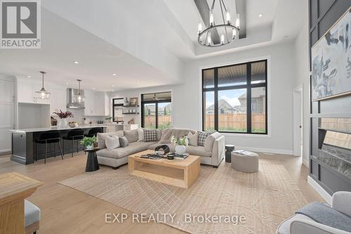 2052 Wickerson Road, London South (South K), ON - Indoor Photo Showing Living Room With Fireplace
