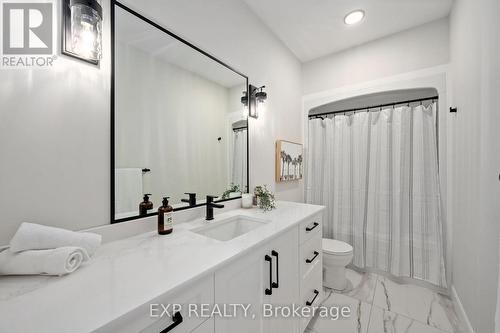 2052 Wickerson Road, London South (South K), ON - Indoor Photo Showing Bathroom
