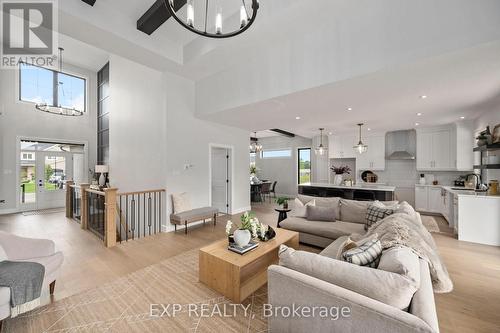 2052 Wickerson Road, London South (South K), ON - Indoor Photo Showing Living Room