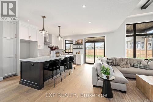 2052 Wickerson Road, London South (South K), ON - Indoor Photo Showing Living Room
