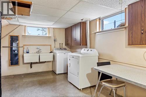 1565 Roxborough, Windsor, ON - Indoor Photo Showing Living Room