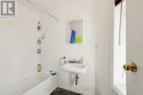 70 Bolton Street, Ottawa, ON - Indoor Photo Showing Bathroom