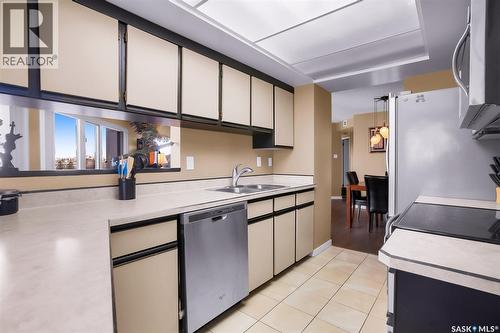 680 424 Spadina Crescent E, Saskatoon, SK - Indoor Photo Showing Kitchen With Double Sink