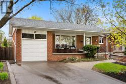 52 RICHLAND CRESCENT Toronto, ON M9C 4C3