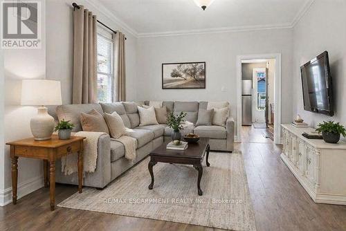 224 Balsam Avenue S, Hamilton, ON - Indoor Photo Showing Living Room