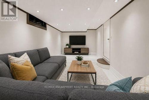 224 Balsam Avenue S, Hamilton, ON - Indoor Photo Showing Living Room