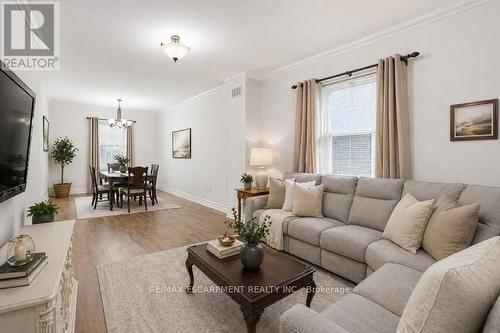 224 Balsam Avenue S, Hamilton, ON - Indoor Photo Showing Living Room