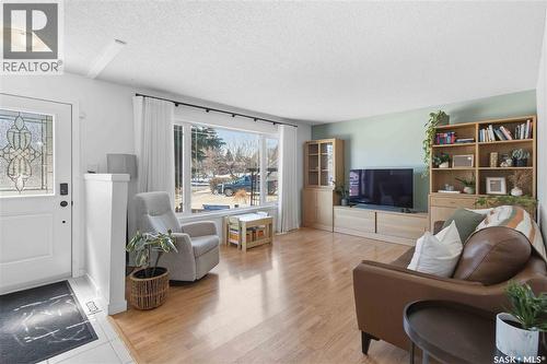 363 Candle Crescent, Saskatoon, SK - Indoor Photo Showing Living Room