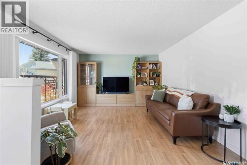 363 Candle Crescent, Saskatoon, SK - Indoor Photo Showing Living Room
