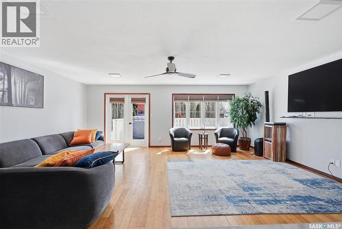 202 Coben Crescent, Saskatoon, SK - Indoor Photo Showing Living Room