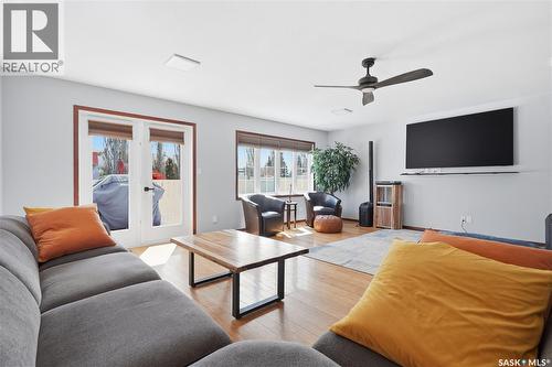 202 Coben Crescent, Saskatoon, SK - Indoor Photo Showing Living Room
